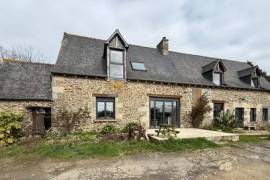 Longère en pierre avec dépendances – Lanvallay