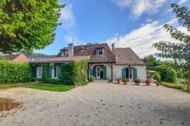 Fully restored 19th-century charming house with garden and swimming pool.
