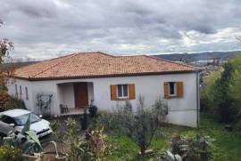 Cette maison aux volume lumineux et harmonieux,