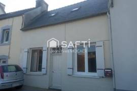 PLEYBEN (29190) : Jolie petite maison à restaurer, en centre bourg