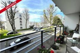 PLAISIR QUARTIER CENTRE VILLE CHATEAU, APPART T4, AVEC PARKING ET CAVE