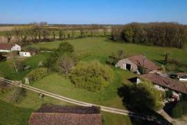 Two big renovated houses and a studio, on 14 hectares.