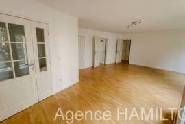 Appartement 5 pièces, 114 m2 avec parking en plein coeur de Garche village