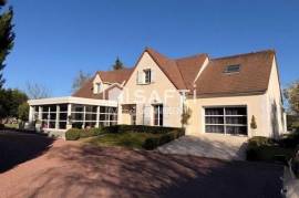 Maison de standing , 300 m2 , avec piscine en lisière de foret