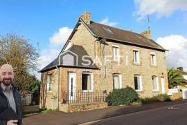 Grande maison en granite dans une commune du littoral