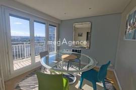 DERNIER ETAGE AVEC ASCENSEUR, RENOVÉ, COLOMBIER