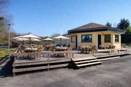 Restaurant bord de plage et camping
