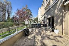 Appartement spacieux avec terrasse, parking et cave au cœur de Bécon