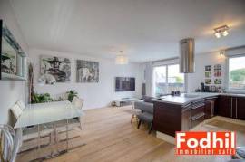 Appartement 4 pièces de 73 m² situé au 4? et dernier étage, avec balcon, cave et parking en sus.