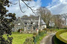 Propriété de 223 m2 sur un terrain clos avec dépendances.