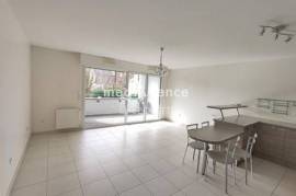 CENTRE-VILLE, BALCON, CELLIER ET STATIONNEMENT
