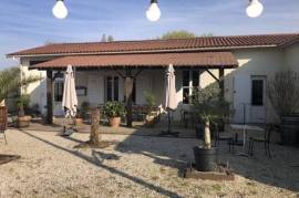 FONDS DE COMMERCE BAR RESTAURATION TRADITIONNELLE A GAILLAN-EN-MEDOC CHEZ PAUPIETTE 260 m2 AVEC PARKING GRANDE TERRASSE ET APPARTEMENT.