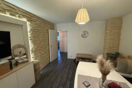 Colmar, un appartement T4 au 3ème étage sans ascenseur et dispose d’une cave. L’ensemble du bien fait 73 m² environ, le bâtiment date des années 1980. Ce bien a été totalement rénové ces dernières années. Double vitrage sur l’ense...