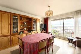 Appartement 3 pièces avec un balcon, une place de parking et une cave
