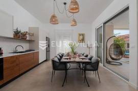 Solin, modernly decorated house with swimming pool