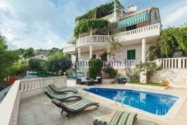 BRAČ ISLAND, BEACHFRONT VILLA FOR SALE