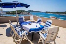 GERÄUMIGE VILLA MIT POOL UND MEERBLICK