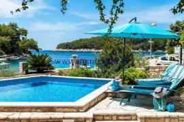 SUPERB VILLA WITH POOL IN THE FIRST ROW TO THE SEA