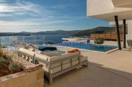 NEUE STÄDTISCHE VILLA MIT POOL UND MEERBLICK