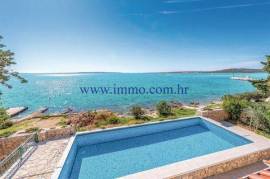 VILLA WITH POOL IN THE FIRST ROW TO SEA