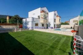 NEW MODERN VILLA WITH POOL NEAR SEA