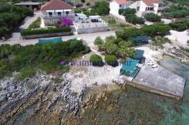 HOLIDAY HOME WITH POOL, FIRST ROW TO THE SEA