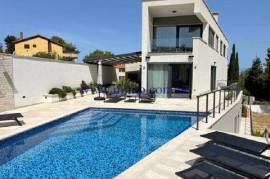 EXCEPTIONAL VILLA WITH POOL CLOSE TO SEA