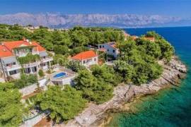Beachfront villa with pool, for sale