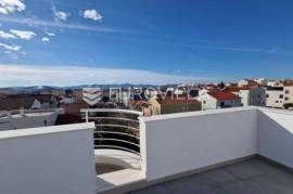 Zadar, Plovanija, spacious three-room apartment
