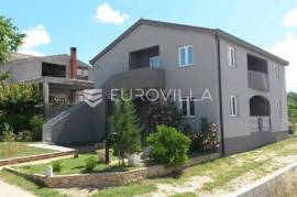 Maslenica, family house with two apartments and sea view