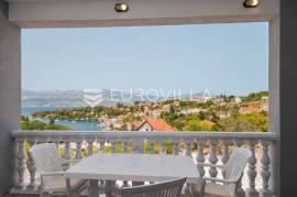 Brač-Splitska, House with a beautiful view of the bay and the sea