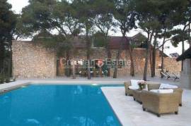 Traditional villa with pool and tennis court, for sale