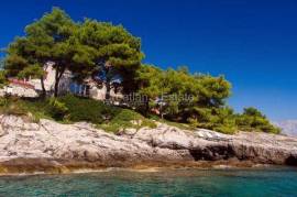 Seafront villa with pool, for sale