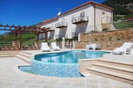 Business premises with twenty apartments, for sale