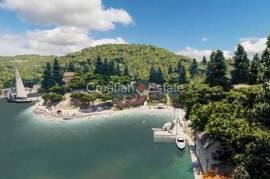 Luxury apartment, first row by the sea, for sale