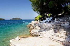 Hotel villa, first row to the sea, for sale