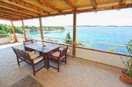 Hvar, a unique property in a beautiful position, 1st row by the sea