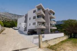 Tučepi, two-storey three-bedroom apartment with covered parking space