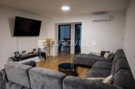 Osijek, Cvjetno naselje, apartment 120 m2, first floor with loggia 44m2