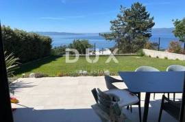 KOSTRENA, luxuriously decorated apartment with a garden and a beautiful view of the sea
