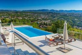 OPATIJA, BREGI- A beautiful villa with four large apartments and an enchanting view of the Kvarner Bay in a natural setting