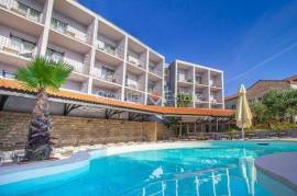 Seafront hotel with pool, for sale