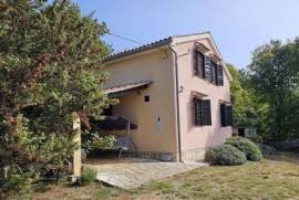 INSEL KRK, VRBNIK (Umgebung) – Freistehendes Einfamilienhaus mit zwei Wohnungen