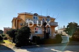 PAKOŠTANE - Ruim huis met drie appartementen
