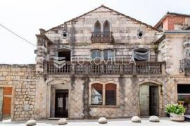 Sinj, strict center, house with great potential