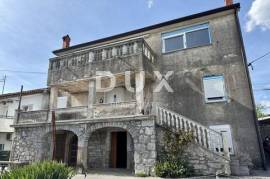 OPATIJA, MATULJI - semi-detached house with sea view with great potential for living and investment in Kvarner