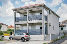ZADAR, PAKOŠTANE - OPPORTUNITY! Apartment with garden and 3 parking spaces!