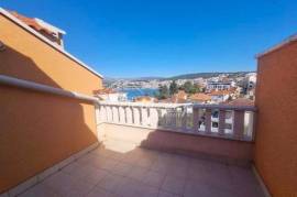Okrug Gornji, furnished three-bedroom apartment with sea view