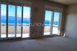 Omiš, three-bedroom apartment in a new building, peaceful location surrounded by greenery
