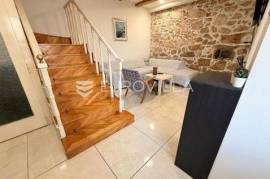 Novi Vinodolski, three-bedroom house/apartment of 85 m² with a terrace, 250 m from the sea.